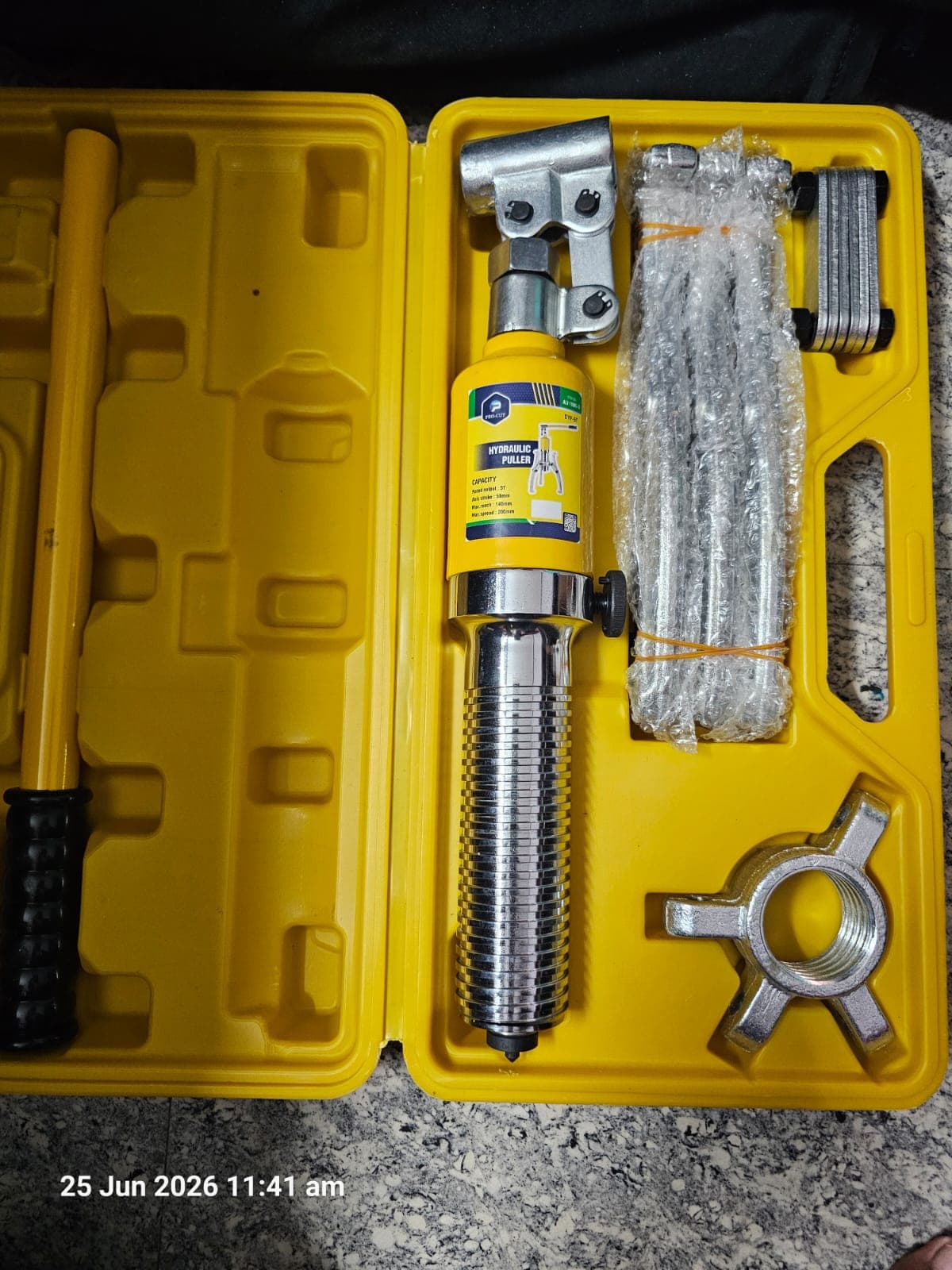 Hydraulic bearing puller kit with ram and jaws